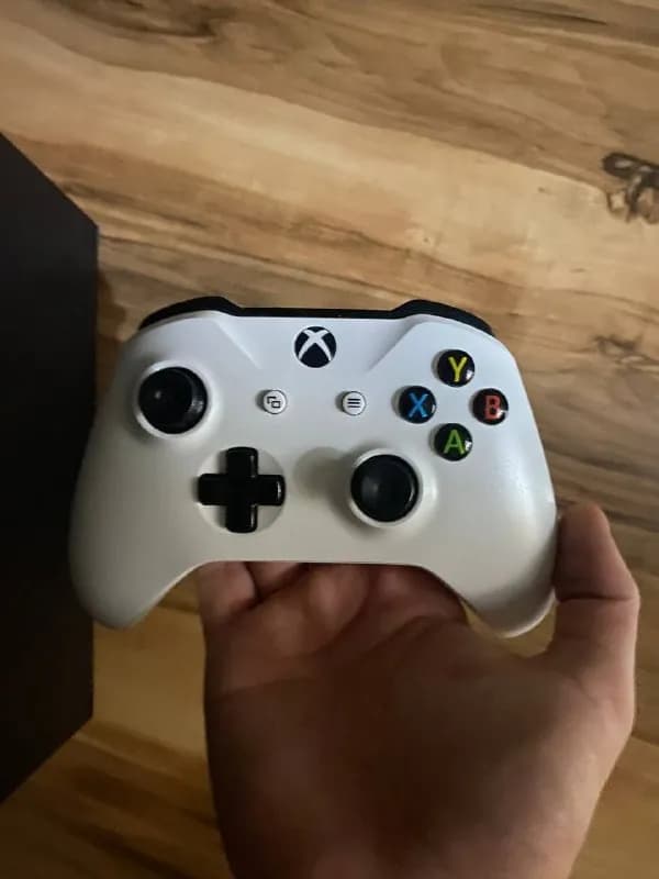 Xbox one s на акаунте есть ultimate все работает хорошо не перегревается не шумит в комплекте коробк — Батуми — 300 ₾