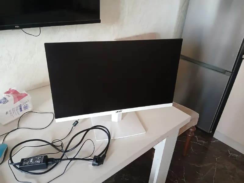 Acer 30×50 см, в отличном состоянии. В комплекте HDMI-кабель и блок питания. Покупался как временная — Батуми — 250 ₾