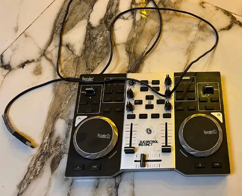 1. Компактный Dj controller Hercules instinct — 120 лари — Тбилиси — 120 ₾