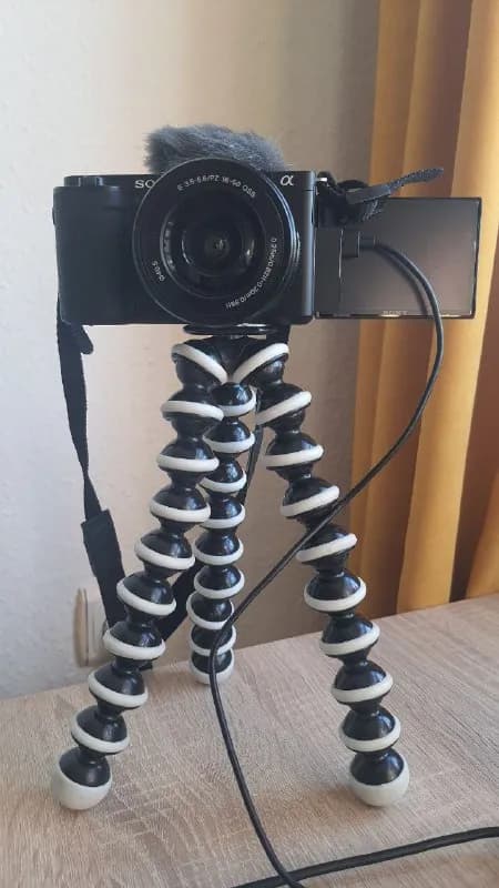 Sony ZV-E10 в идеальньном состоянии, без ремонтов, без дефектов. Использовал мало и всегда бережно. — Тбилиси — 78 400 ₾