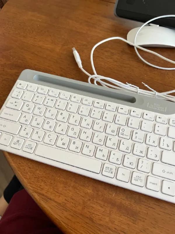 Apple, а клавиатура виндовая и не удобно так работать. Красивая и с подставкой под телефон 25 лари — Тбилиси — 25 ₾