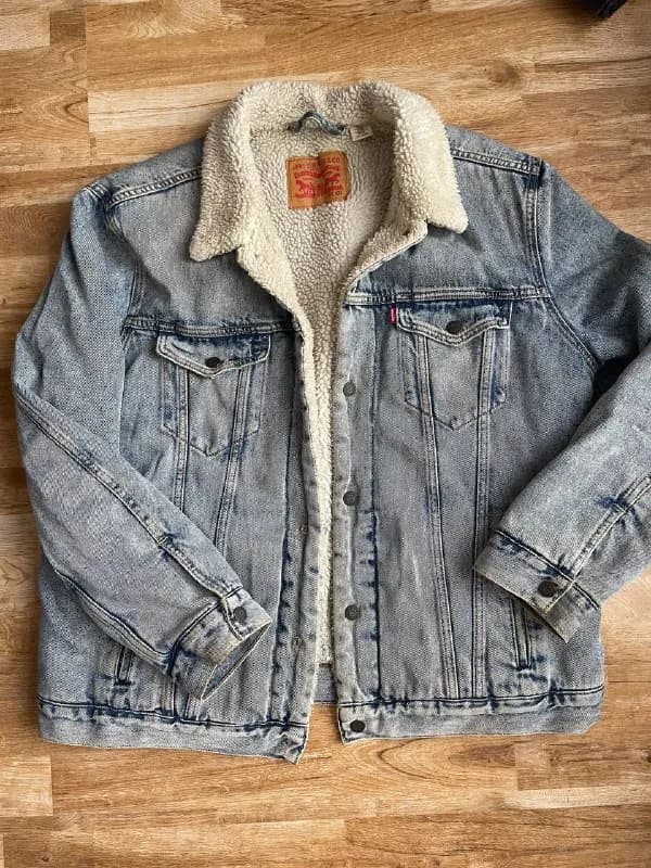 1) Джинсовка Levi’s (XXL) — 230 лари; — Тбилиси — 230 ₾
