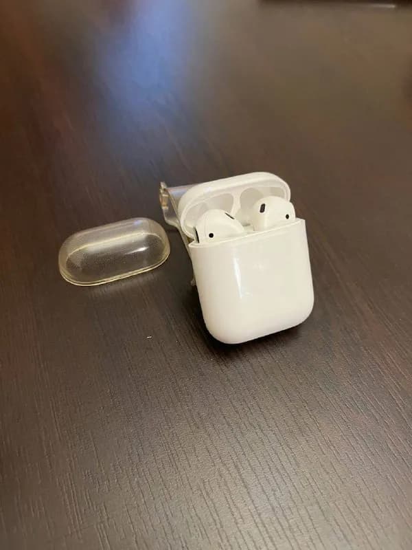 Apple Air pods 2gen + кабель для зарядки. Цена 170 лари. В описании еще продаю вещи. — Тбилиси — 170 ₾