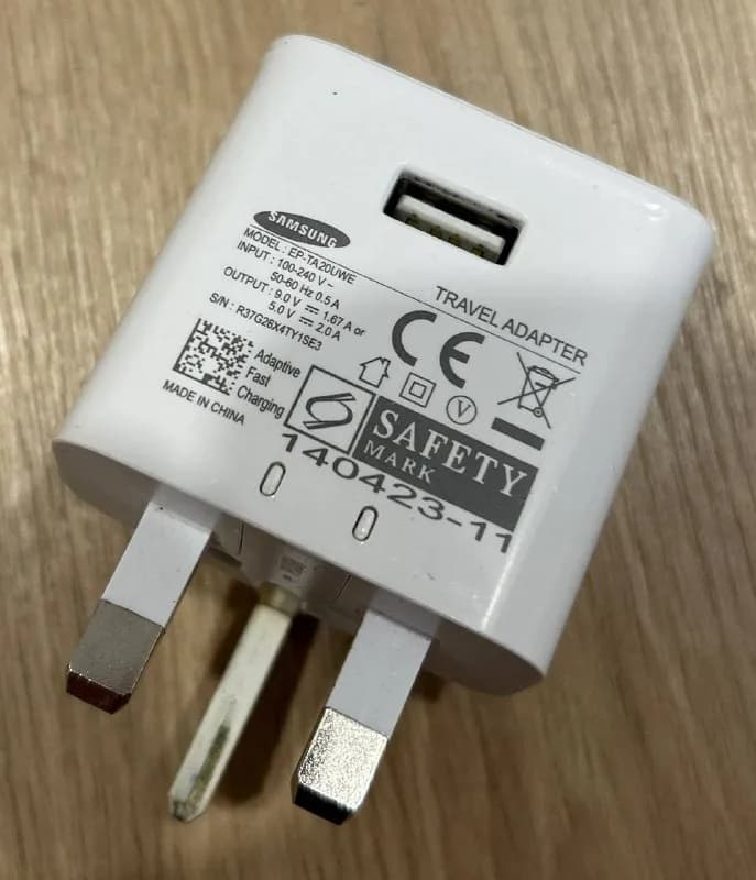 SAMSUNG EP-TA20UWE, поддерживает быструю зарядку 9V, с американской вилкой. 10 лари, район метро сит — Батуми — 10 ₾