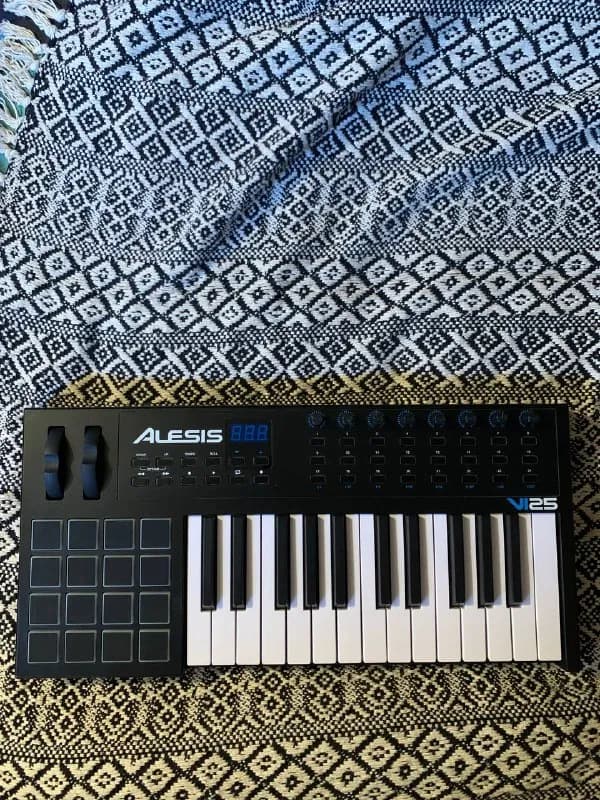 1) Midi клавиатура Alesis VI25 — Тбилиси — 250 ₾