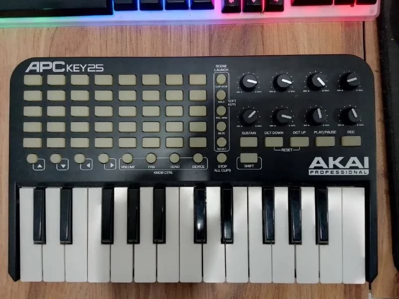 Ableton. Но можно использовать и в других целях без проблем. Все крутится и вертится, кнопочки горят — Батуми — 250 ₾