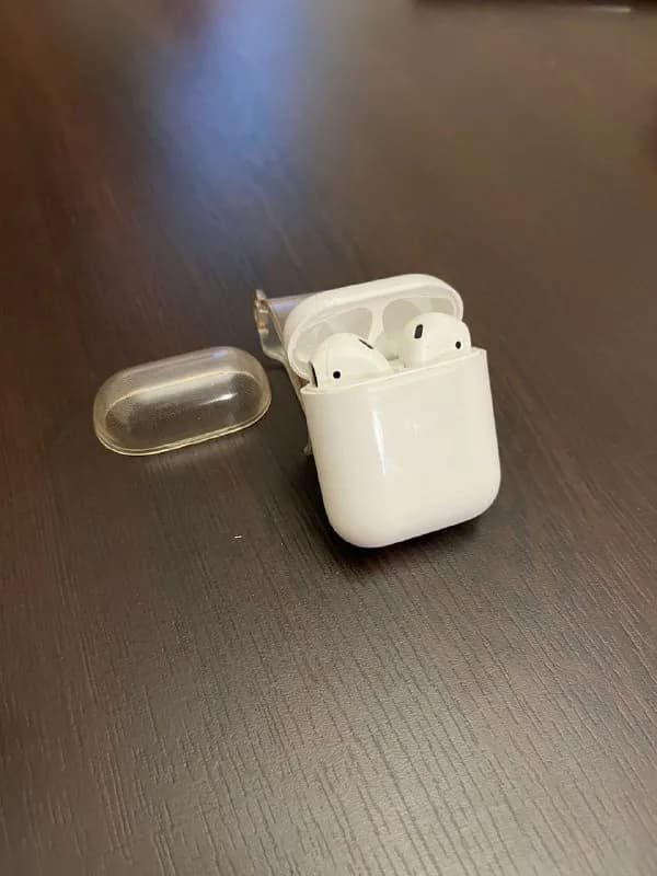 Apple airPods 2gen + кабель для зарядки. Всегда были в кейсе, поэтому внешне в хорошем состоянии. Ба — Тбилиси — 170 ₾