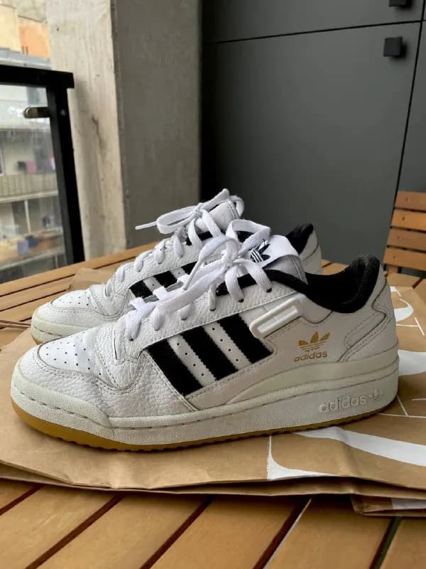 Adidas forum low. На российский 38,5-39. Состояние хорошее, но есть следы носки (носила пару месяцев — Тбилиси — 110 ₾