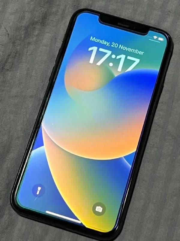 iPhone 11 Pro 256. На 2 физические сим-карты, привезен из Гонконга. Батарея 80%. Экран потертый в ос — Тбилиси — 1 000 ₾