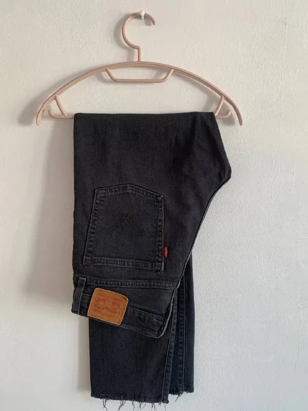 Levis, размер 28, высокая посадка, на пуговицах. На рост ±170см, изначально продавались обрезанные. — Тбилиси — 30 ₾