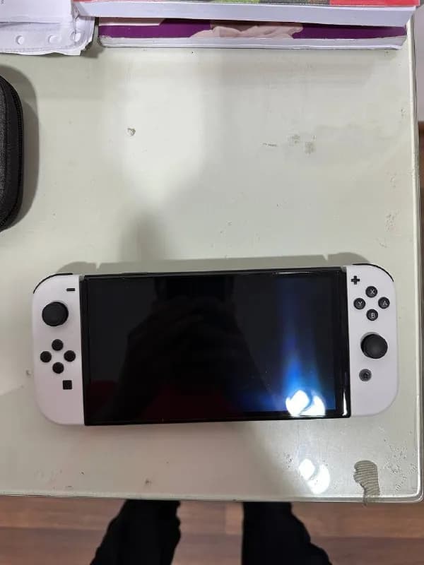 Nintendo Switch OLED в белом цвете. Состояние новое, без единых намёков на эксплуатацию. Распаковал — Тбилиси — 800 ₾