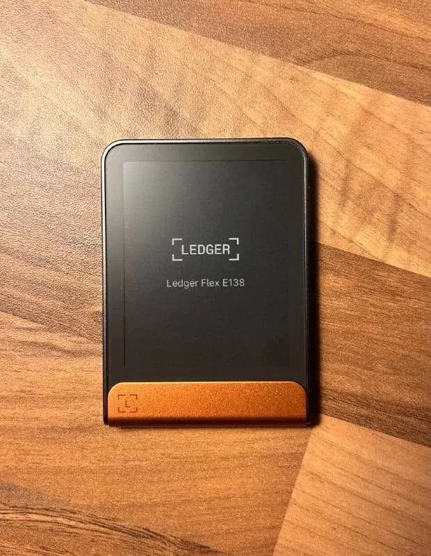 Ledger Flex. Оснащён удобным сенсорным экраном E Ink, поддерживает тысячи криптовалют и NFT. Компакт — Батуми — 400 ₾