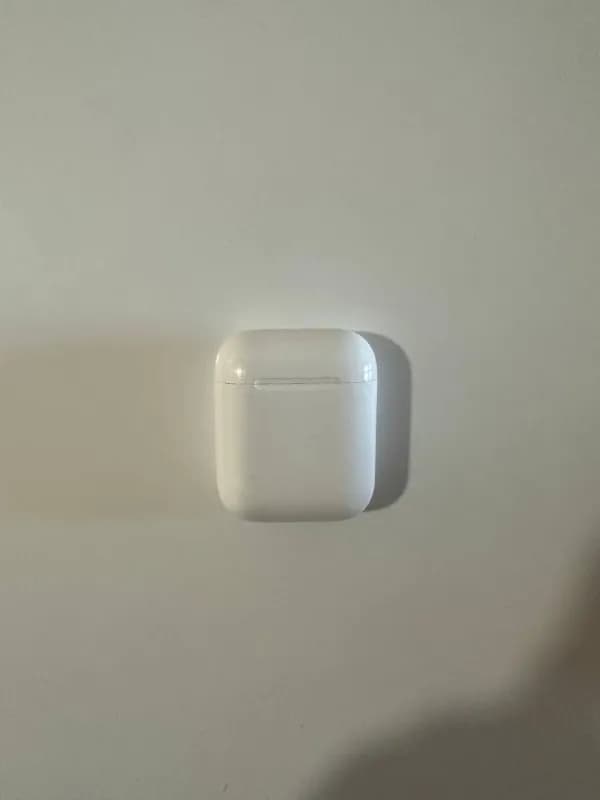 AirPods 2 2020 год. Плохо работает микрофон, для прослушивания музыки/подкастов/просмотра видео рабо — Тбилиси — 100 ₾