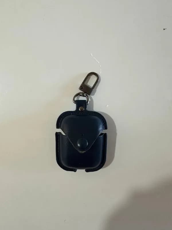 AirPods 2, искусственная кожа. Состояние отличное. — Тбилиси — 20 ₾