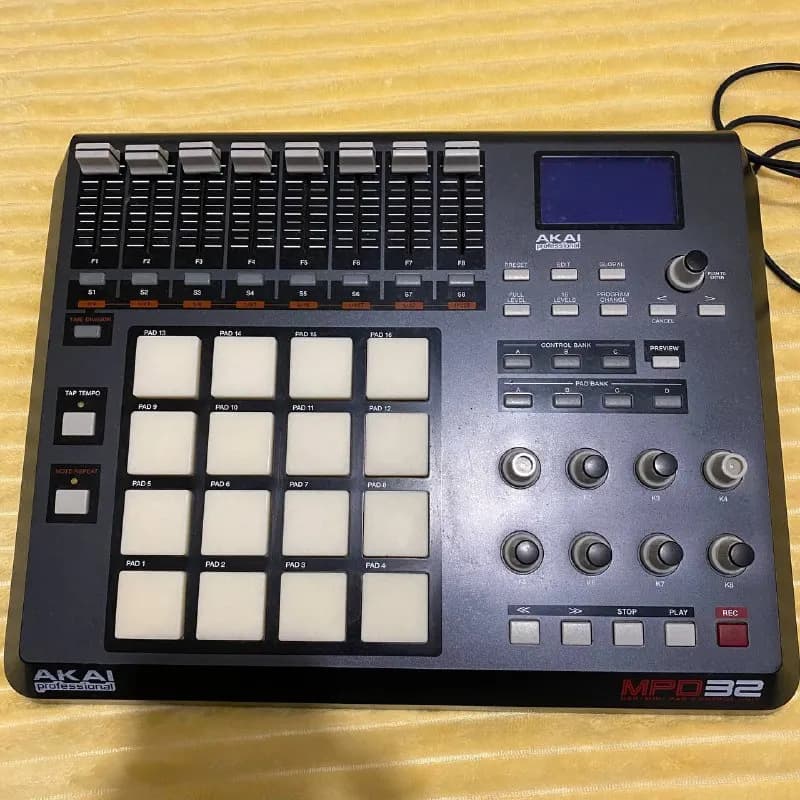Akai MPD32 midi drum контроллер. В отличном состоянии, все работает. Установлены кастомные толстые п — Тбилиси — 200 ₾