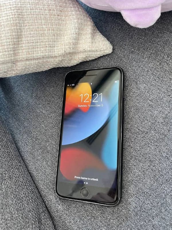 iPhone 7+ в хорошем состоянии. Ругается на батарею, но я не заметила изменений в работе. — Тбилиси — 300 ₾
