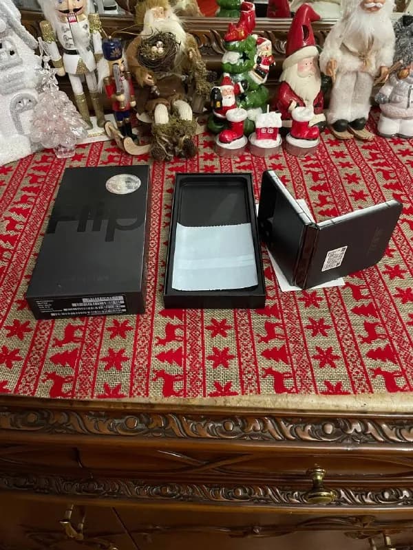 Samsung Z-Flip 4, пользовался 3 месяца, новый, разбился экран, продаю. — Тбилиси — 500 ₾