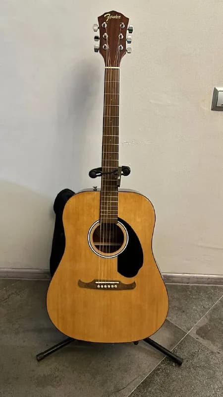 Fender в отличном состоянии. Покупал в 2021 году. Струны новые. Стойка, каподастер и чехол в комплек — Тбилиси — 150 ₾