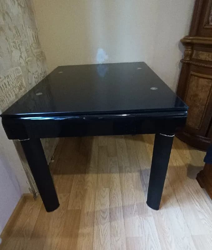 Стеклянный стол с дефектом — Тбилиси — 300 ₾