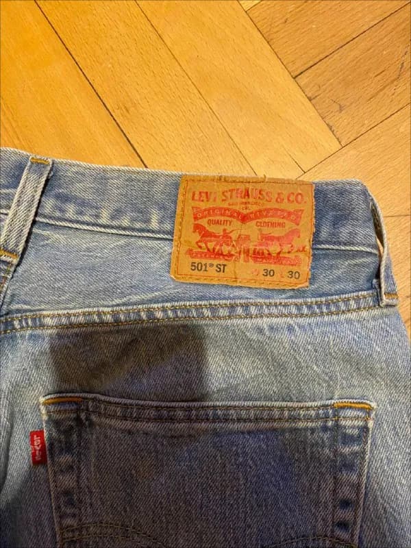 levis 501, в отличном состоянии, размер 30/30.Цена 30 лари.Сабуртало, Гос.Университет. — Тбилиси — 30 ₾