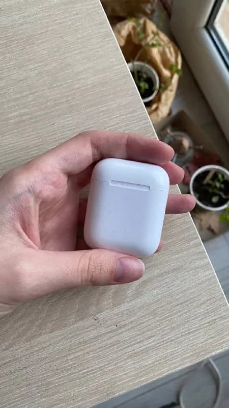 AirPods 2. Носила где-то месяц, продаю по причине покупки новых наушников. В отличном состоянии. Цен — Тбилиси — 200 ₾