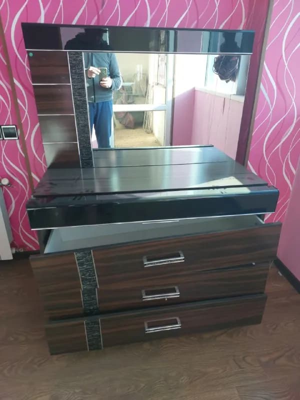 1) комод, размеры 105×42×145 (ширина х глубина × высота). Зеркало, верхний ящик отделан внутри барха — Тбилиси — 140 ₾