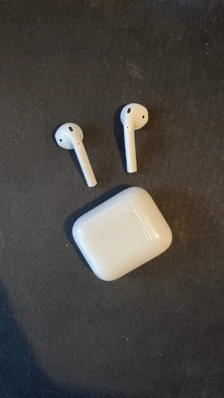 Airpods 2. Оригинал. Правый наушник разряжается за 15 минут. Левый играет тише правого. 70 лари. — Тбилиси — 70 ₾