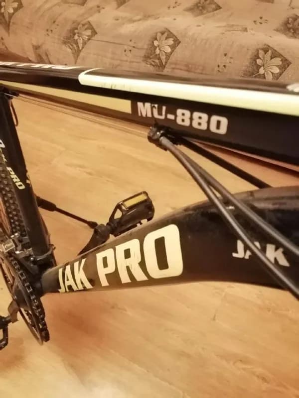 Jak Pro MU-880 класс горный /гибрид, рама сталь 21', 24 скорости переднее колесо спускает, его лучше — Тбилиси — 250 ₾