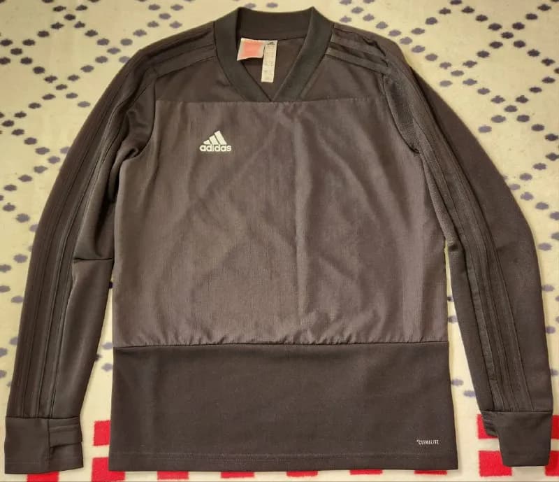 152, размер 11-12 лет. Оригинальный логслив Adidas. Почти не носил. Территориально м. Марджанишвили. — Тбилиси — 30 ₾
