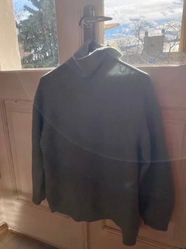 1. Свитер женский Max Mara (M-L) — 20 лари — Тбилиси — 20 ₾