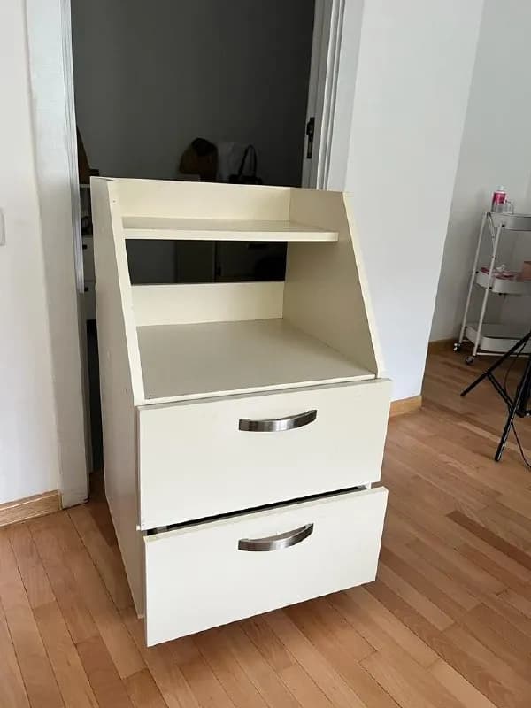 2 тумбочки, испольщовались мастером наращивания ресниц, на колесиках. по 50 лари каждая — Тбилиси — 50 ₾
