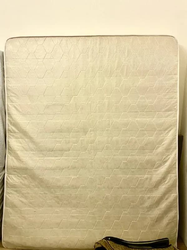 160×200 в хорошем состоянии, без пятен. Не ортопедический, обычный. Цена 80 лари. Чугурети. — Тбилиси — 80 ₾