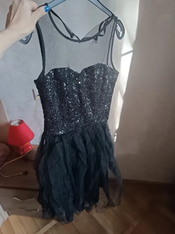 40 (xs-s), юбку, конечно, нужно отгладить. Стоимость 10 лари. Примерять и забирать с Дидубе — Тбилиси — 10 ₾