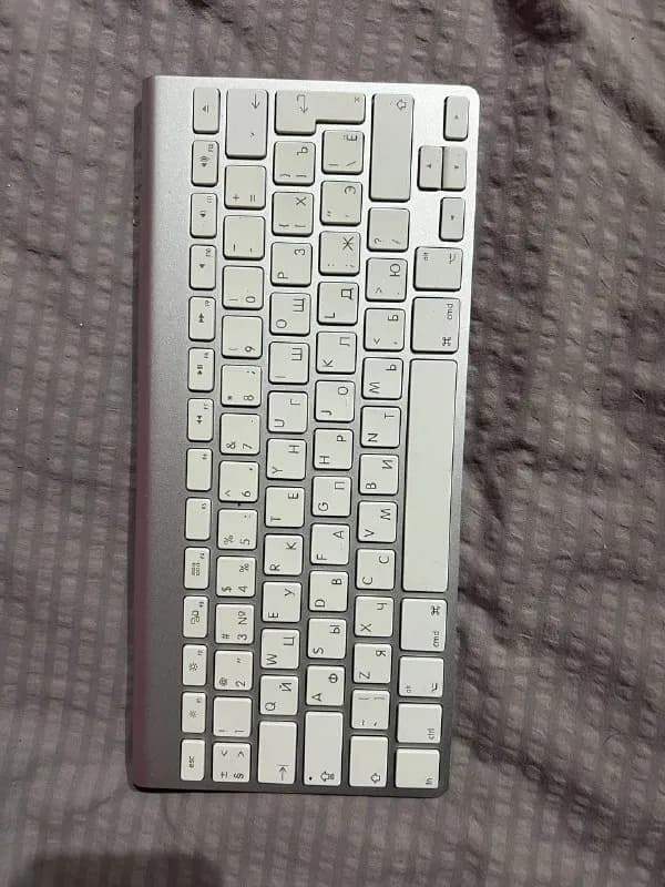 Apple keyboard. С русской раскладкой, в качестве питания две батарейки АА. Состояние отличное. Стоим — Тбилиси — 200 ₾