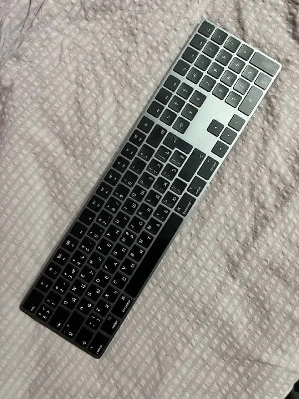 Apple keyboard. Шикарная черная клавиатура, с русской раскладкой. Состояние близкое к идеальному. Ст — Тбилиси — 300 ₾