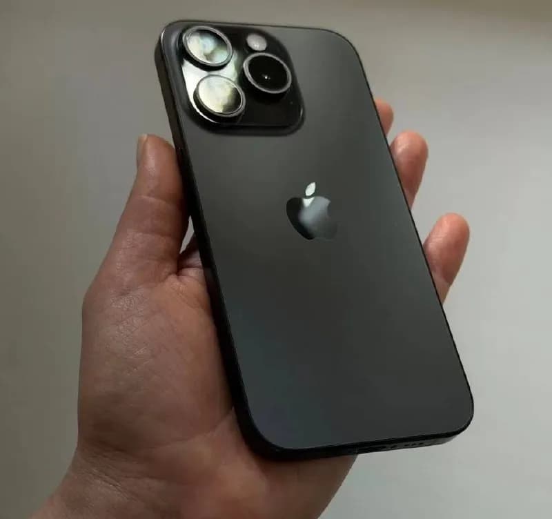 iPhone 15 Pro, 128 гб, состояние идеал, без царапин, сколов и трещин. Батарея 82% — Батуми — 1,480 ₾