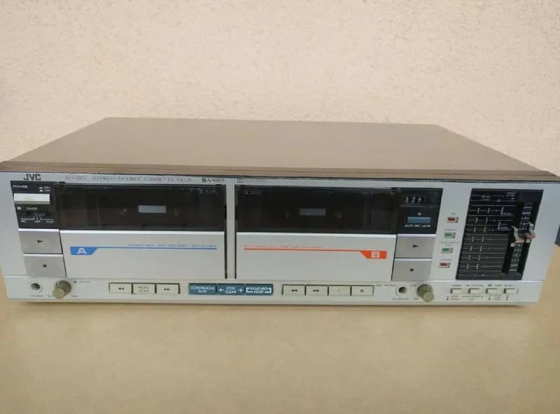 JVC KD-W5. 80 лари, возможен небольшой торг. Один карман играет отлично, второй медленно (таким и по — Тбилиси — 6 ₾