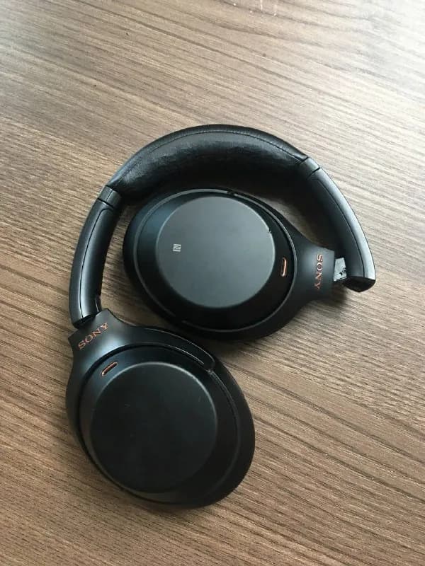 Sony Wh1000Xm3 наушники в хорошем состоянии, в комплекте с кабелем Type C, разъемом 3,5 мм, чехлом, — Тбилиси — 415 ₾