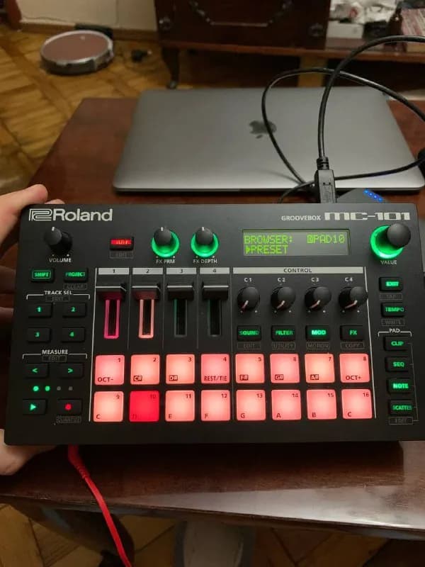Roland MC-101, грувбокс в отличном состоянии, полный комплект с коробкой и чеком. 1100 лари — Тбилиси — 1100 ₾