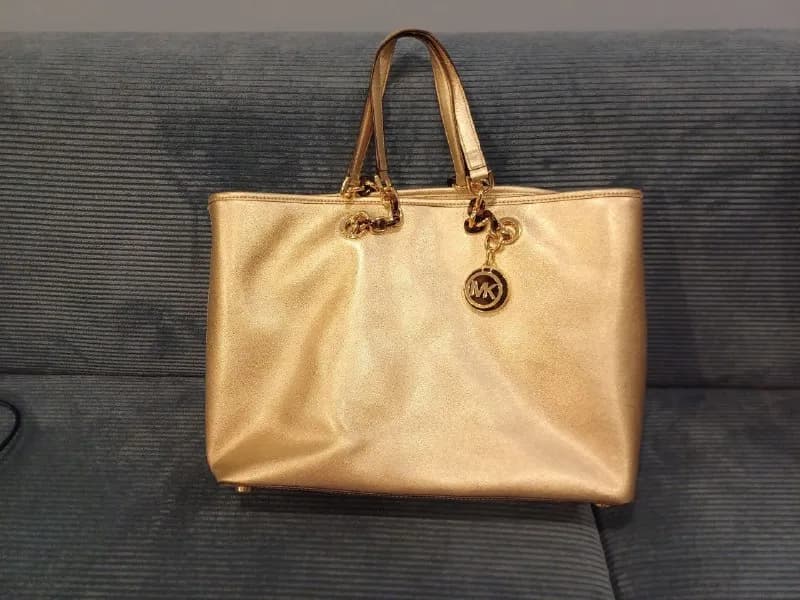 Michael kors, размер 30×38. Много отделений. Состояние отл. Цвет золото — Тбилиси — 120 ₾