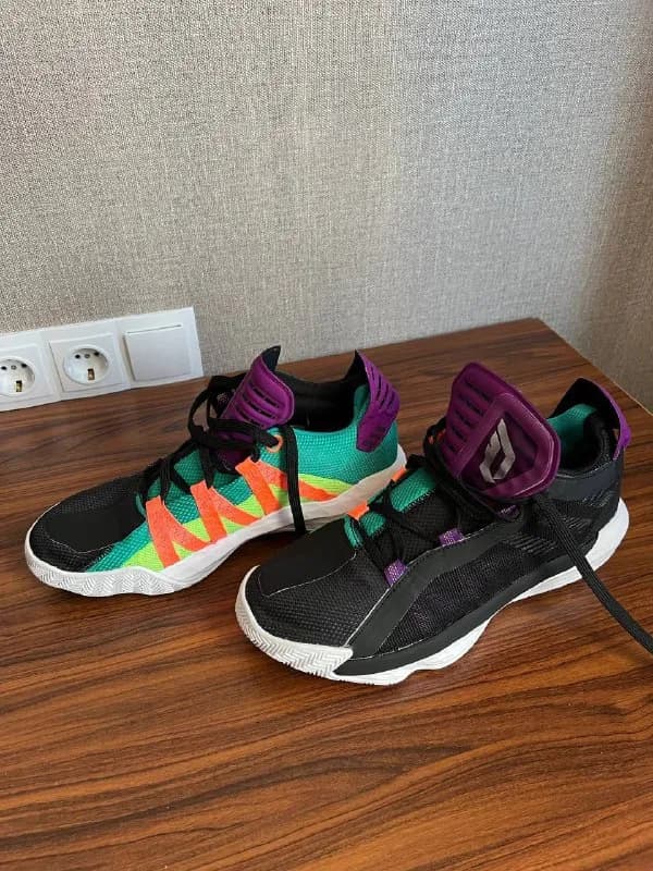 1 — баскетбольные кроссовки Adidas Dame 6, 9.5 US, оригинал, отличное состояние, одна тренировка. 22 — Тбилиси — 220 ₾