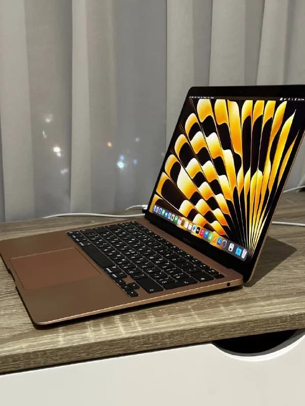 MacBook Air M1. 512GB SSD, 16GB RAM. Был куплен в марте 2022 года в Москве, РСТ. Имеет несколько ско — Тбилиси — 3 000 ₾