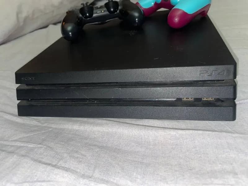 PS4 Pro 1TB с двумя контроллерами — Батуми — 300 ₾
