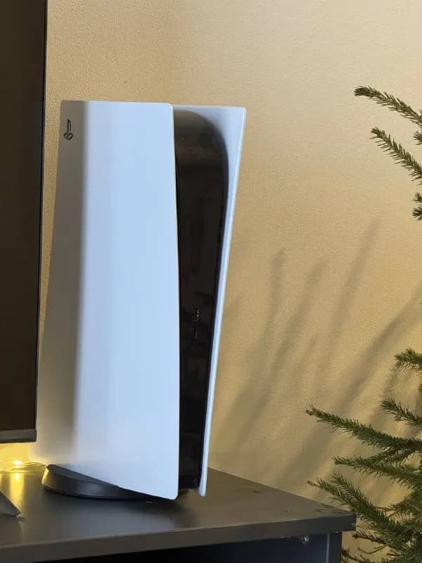 PS 5(модель без дисковода, один джостик в комплекте) так как у нас две, одной уже не пользуемся, — Тбилиси — 1100 ₾