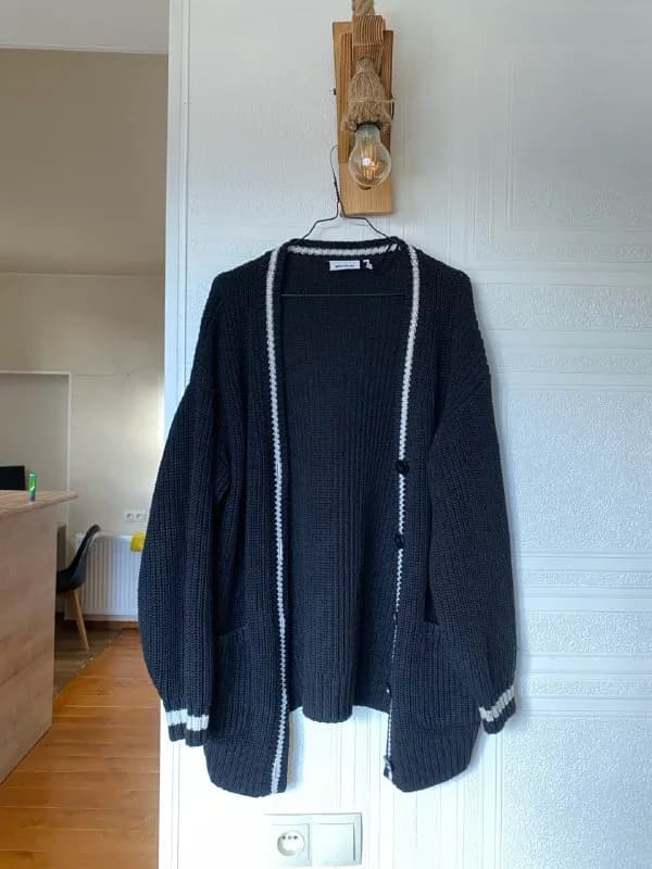 weekday, xs 25 лари — Тбилиси — 25 ₾