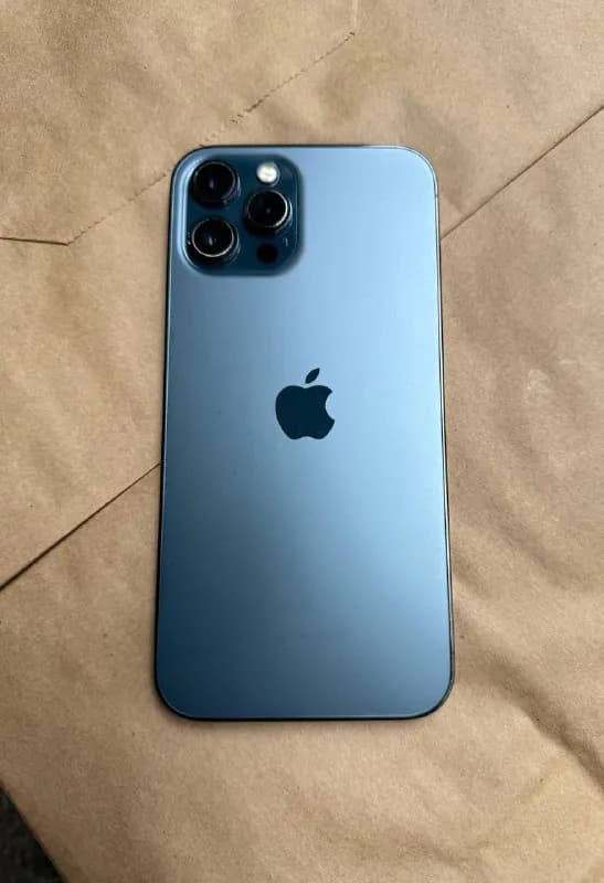 iPhone 12 Pro Max роскошного синего цвета. Телефон в отличном состоянии, без трещин и сколов, есть п — Тбилиси — 1 400 ₾