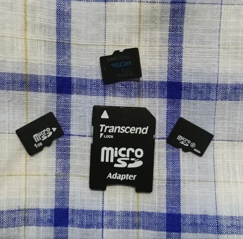 micro sd 16, 8 и 1 gb, адаптер micro sd. 15 лари. Забрать в районе East Point (Варкетили). По сб-вс — Тбилиси — 15 ₾
