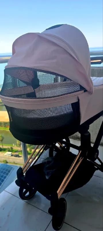 Cybex Priam в элегантном нежно-розовом цвете. Обратите внимание: в продаже только люлька (без шасси) — Батуми — 700 ₾