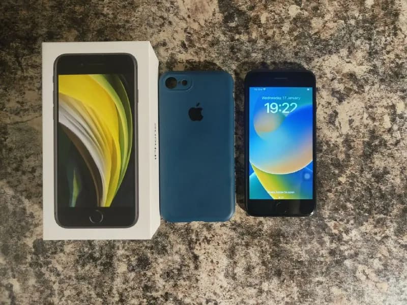iPhone SE 2020 64 gb + чехол. Состояние отличное, кроме потёртости на грани + кнопка home не работае — Тбилиси — 70 ₾