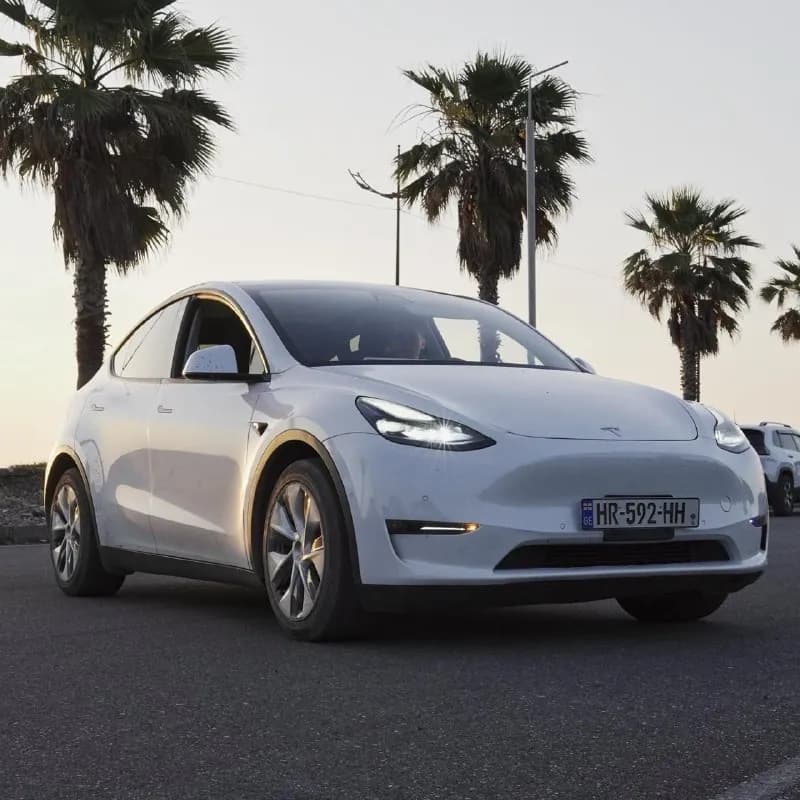 Tesla model Y (выпуск: конец 2020, куплена в США в салоне в 2021). — Батуми